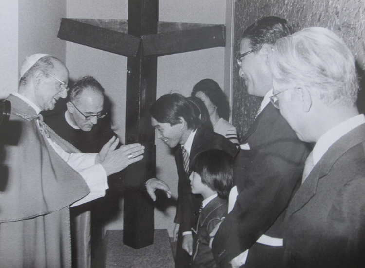 Papa Montini saluta lo scultore giapponese Kengiro Azuma e la sua famiglia in occasione dell’inaugurazione della Collezione d’Arte Religiosa Moderna dei Musei Vaticani, il 26 giugno 1973.
